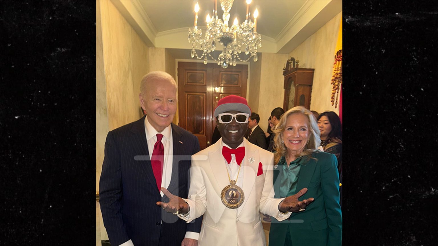 Cicipi Flav dalam Mode Yuletide Bersama Joe & Jill Biden di Pesta Natal Gedung Putih