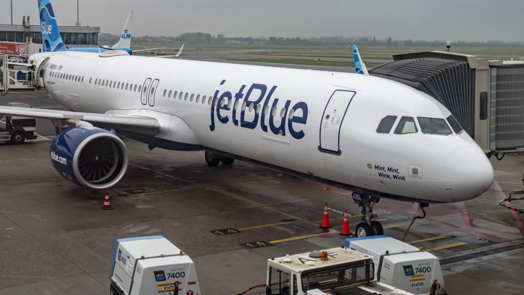 JetBlue memotong lebih banyak rute yang tidak menguntungkan, mengubah penerbangan Eropa