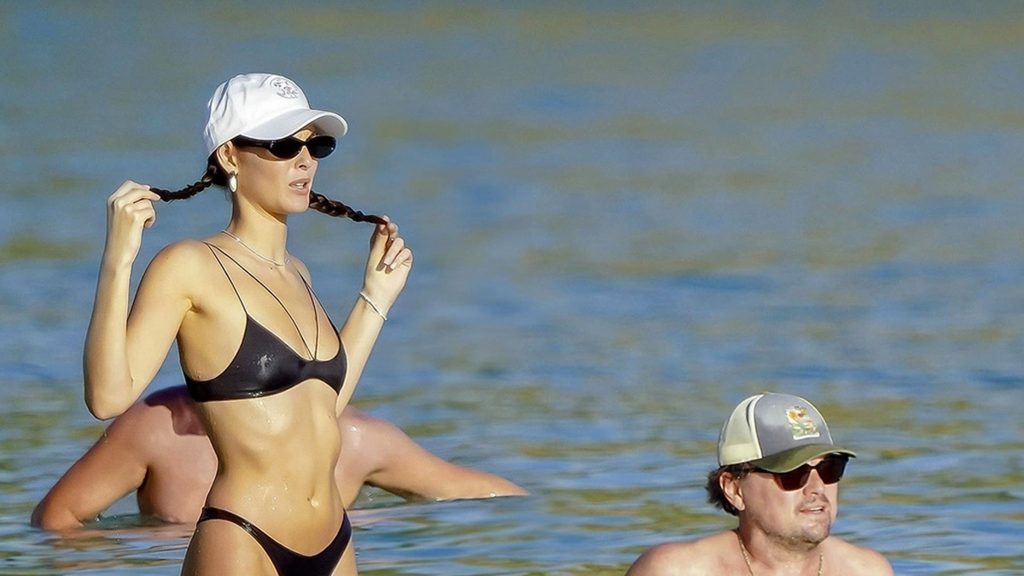 Leonardo DiCaprio, Vittoria Ceretti Berenang Setelah Pesta Kapal Pesiar St.Barts