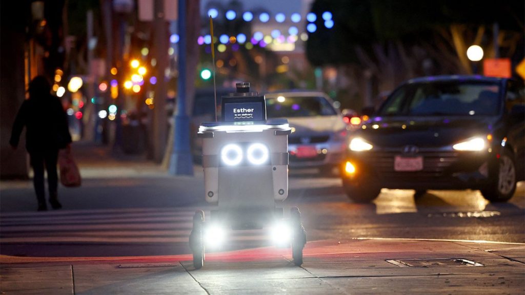 Robotaxi Waymo dan robot pengantar Serve bertabrakan di Los Angeles