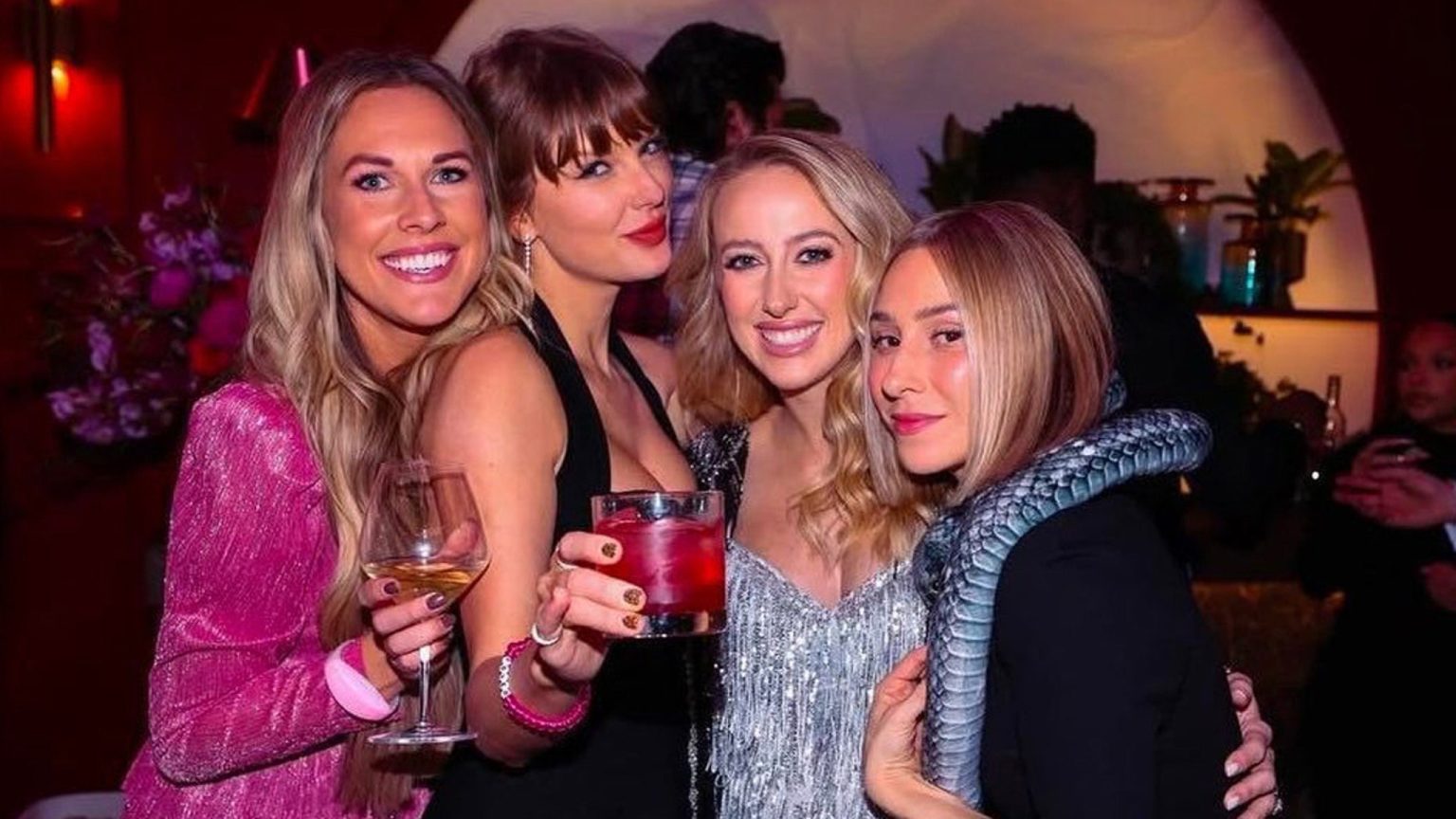 “Taylor Swift Nongkrong Dengan Brittany Mahomes, Lebih Banyak Teman di Pesta Bertema Tur ‘Eras'”.