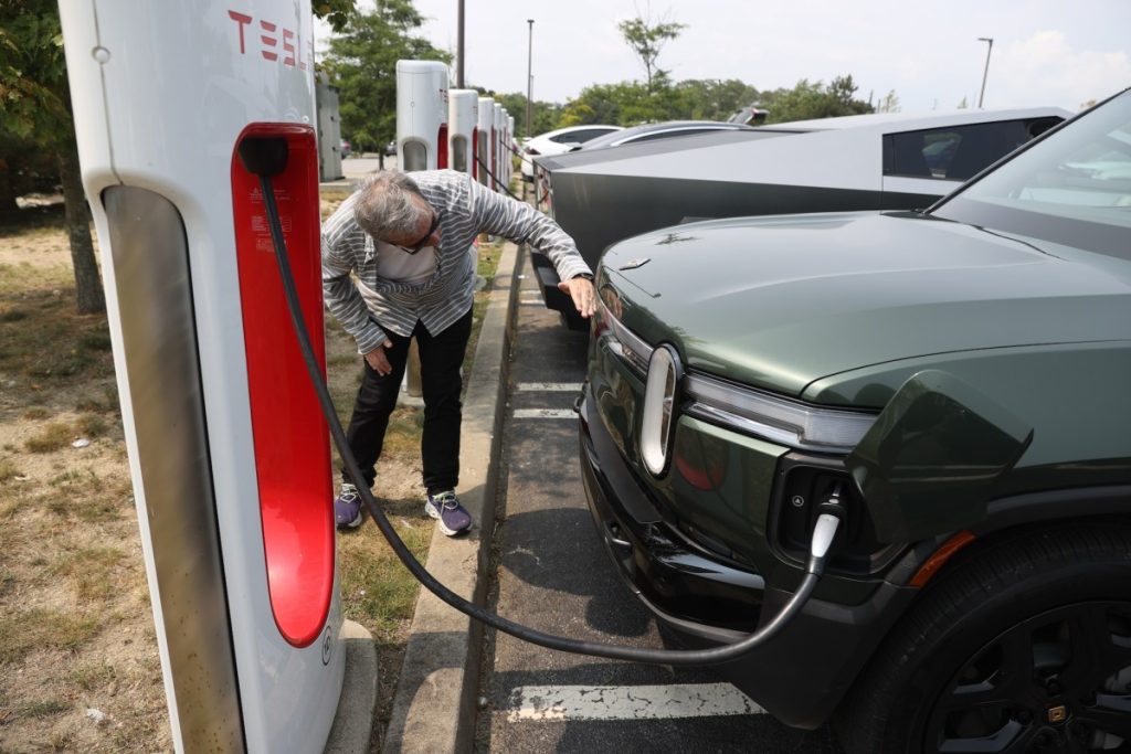 Jaringan pengisian Tesla dan Rivian memiliki masalah paling sedikit, menurut Consumer Reports