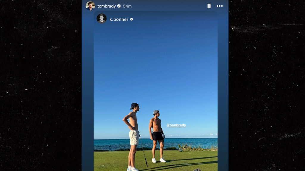 Tom Brady Meninggalkan Kemeja Untuk Tamasya Golf Bersama Putranya