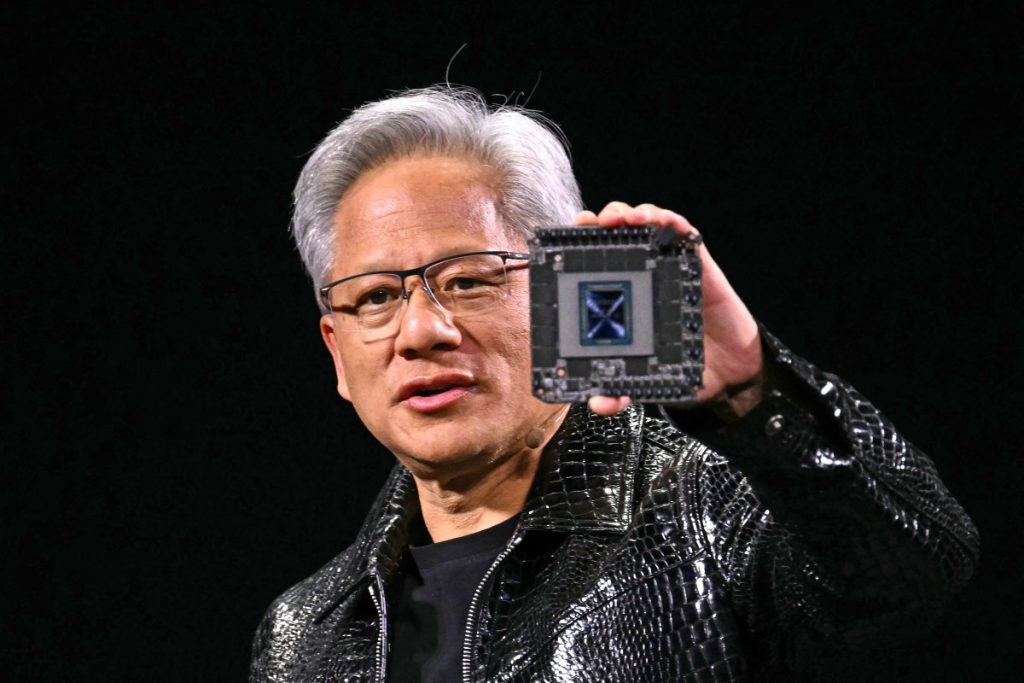 CEO Nvidia mengatakan chip AI miliknya berkembang lebih cepat dibandingkan Hukum Moore