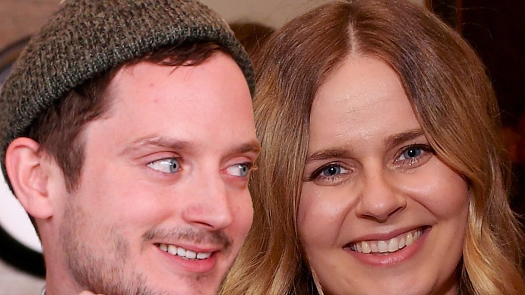 Elijah Wood Mengisyaratkan Dia Pria Menikah, ‘Bersyukur untuk Istriku’