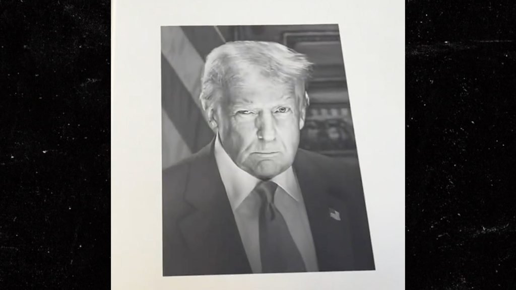 Foto Kepresidenan Donald Trump Dibandingkan dengan Foto Mug Ikonik