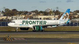 Frontier Airlines menawarkan promo tas cek gratis di gesek di barat daya