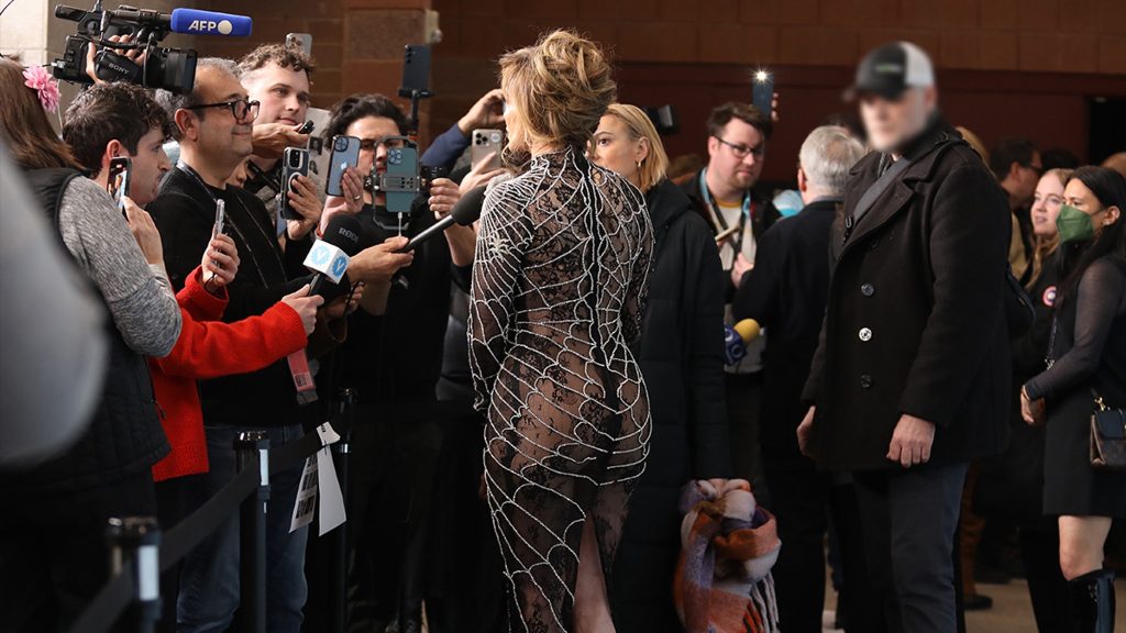 Jennifer Lopez Menghadiri Sundance Film Premiere, Butt Hipnotisasi Man