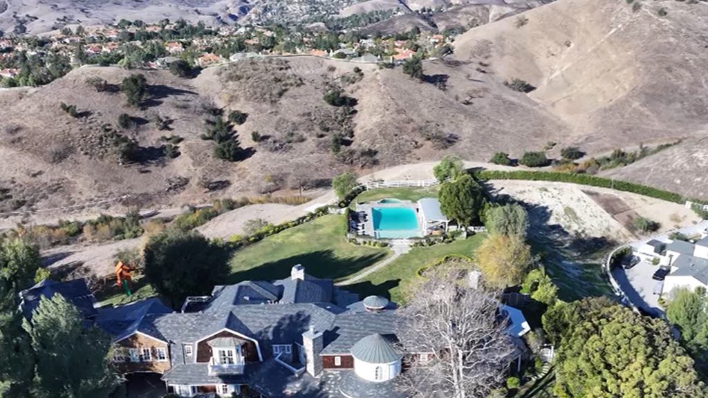 Jessica Simpson Mendaftar Rumah di Area Los Angeles Di Tengah Pemisahan, Kebakaran Hutan