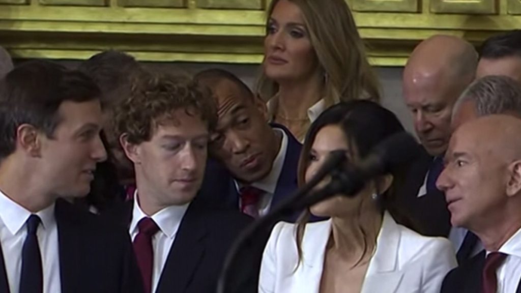 Mark Zuckerberg Terlihat Menatap Payudara Lauren Sanchez saat Pelantikan