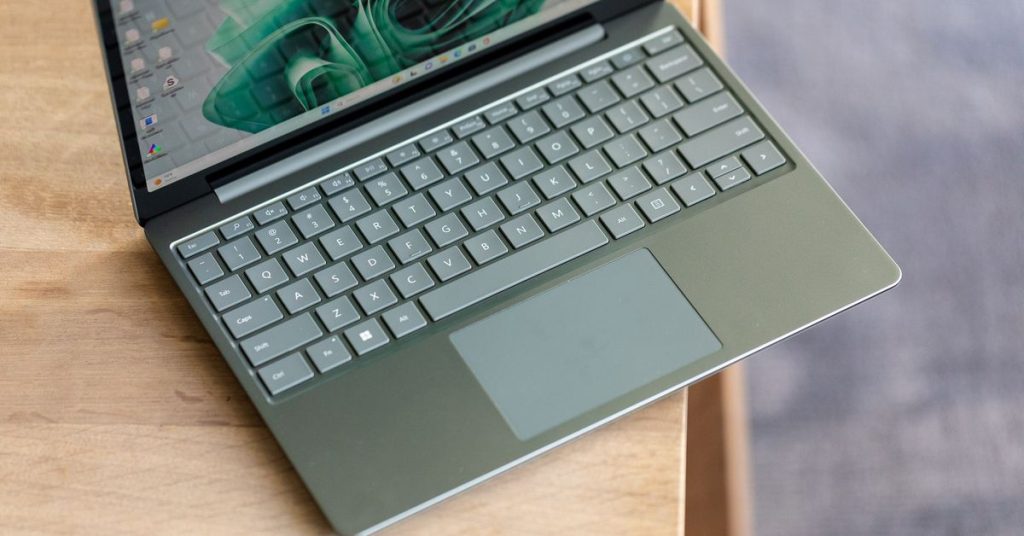 Microsoft dikabarkan akan segera meluncurkan Surface Pro dan Surface Laptop yang lebih kecil