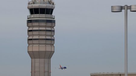 FAA untuk membatasi lalu lintas helikopter di sekitar Reagan National setelah kecelakaan pesawat yang fatal