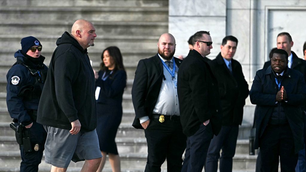 Senator PA John Fetterman Mengenakan Celana Pendek Khas dan Hoodie di Capitol