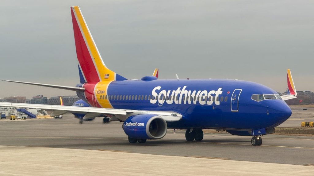 Southwest Airlines melakukan pemotongan baru pada pengeluaran perusahaan untuk mengurangi biaya