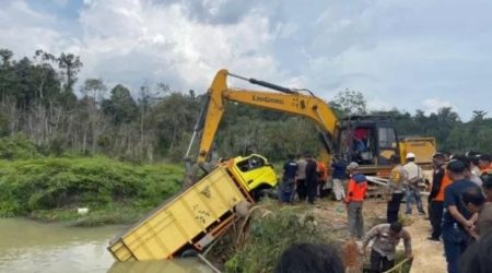 14 Oorg Meninggal Akibat Truk Angkut 32 Orang Masuk Sungai, Jikalahari Desak Peraturanaan Hti Tanggung Jawab