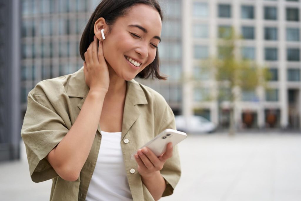 9 Bahaya Terlalu Sering Menggunakan Earphone