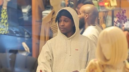 A $ AP Rocky terlihat berbelanja di Beverly Hills, kemungkinan untuk Gadis Ulang Tahun Rihanna