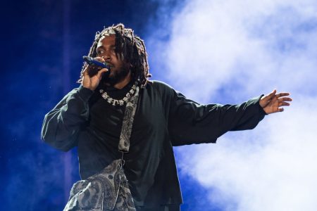 Apple Music menambahkan versi audio spasial yang terdengar lebih baik dari pertunjukan paruh waktu Super Bowl Kendrick Lamar