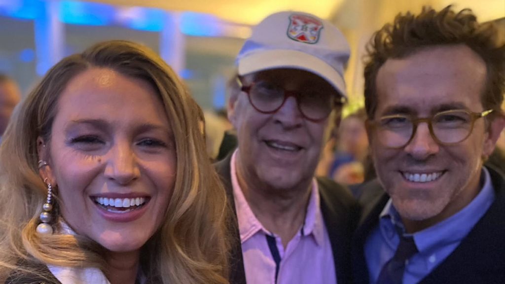 Blake Lively dan Ryan Reynolds menghadiri pesta ulang tahun Chris Rock, berpose dengan Chevy Chase