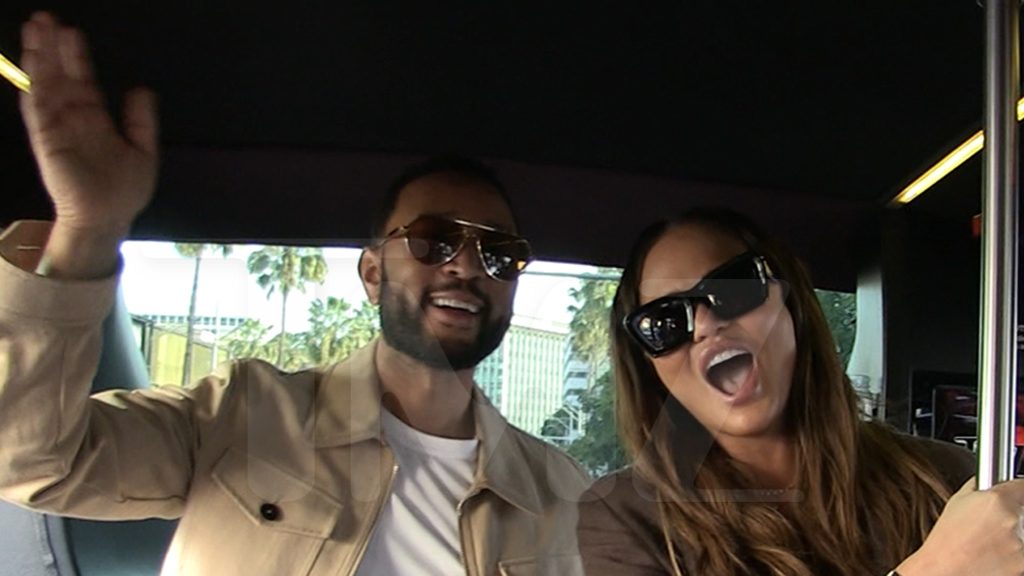 Chrissy Teigen & John Legend Jual Girl Scout Cookies, Serenade TMZ Tour Bus