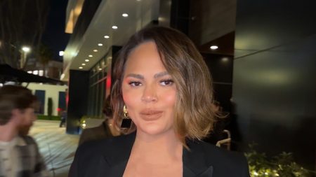 Chrissy Teigen membanting respons Gedung Putih terhadap vid deportasi air mata Selena Gomez