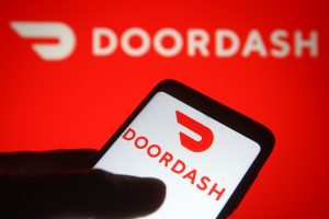 Doordash untuk membayar pekerja pengiriman hampir $ 17 juta untuk menggunakan tips untuk menutup upah