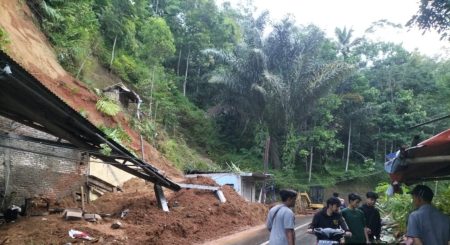 Gubernur Jawa Barat Kirim Bantuan Tantuk Korban Tanah Longsor Di Garut