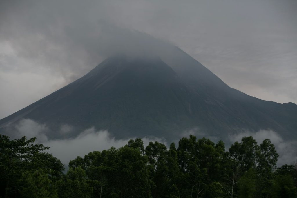 Gunung Marapi Erupsi, Lontarkan Abu Vulkanik Setinggi 700 Meter