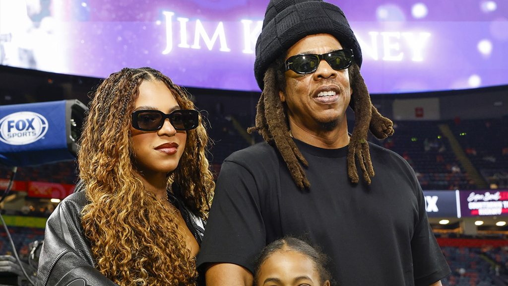 Jay-Z bersenang-senang dengan anak perempuan Blue Ivy dan Rumi di sela-sela Super Bowl