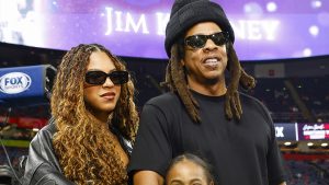 Jay-Z bersenang-senang dengan anak perempuan Blue Ivy dan Rumi di sela-sela Super Bowl