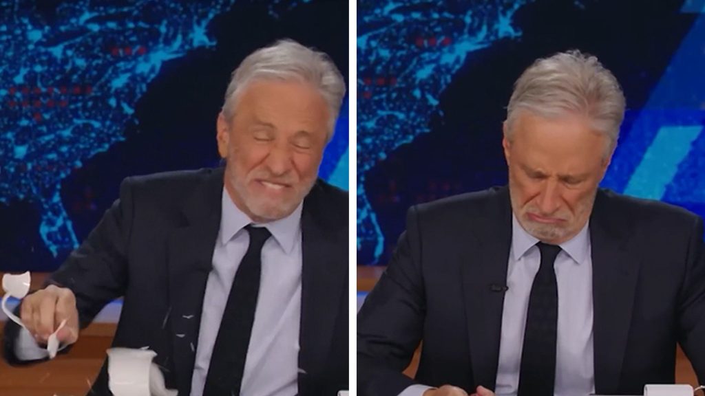 Jon Stewart memotong tangan, ditinggalkan berlumuran darah saat mengoceh di ‘Daily Show’