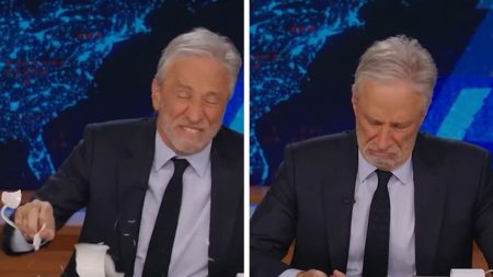 Jon Stewart memotong tangan, ditinggalkan berlumuran darah saat mengoceh di ‘Daily Show’