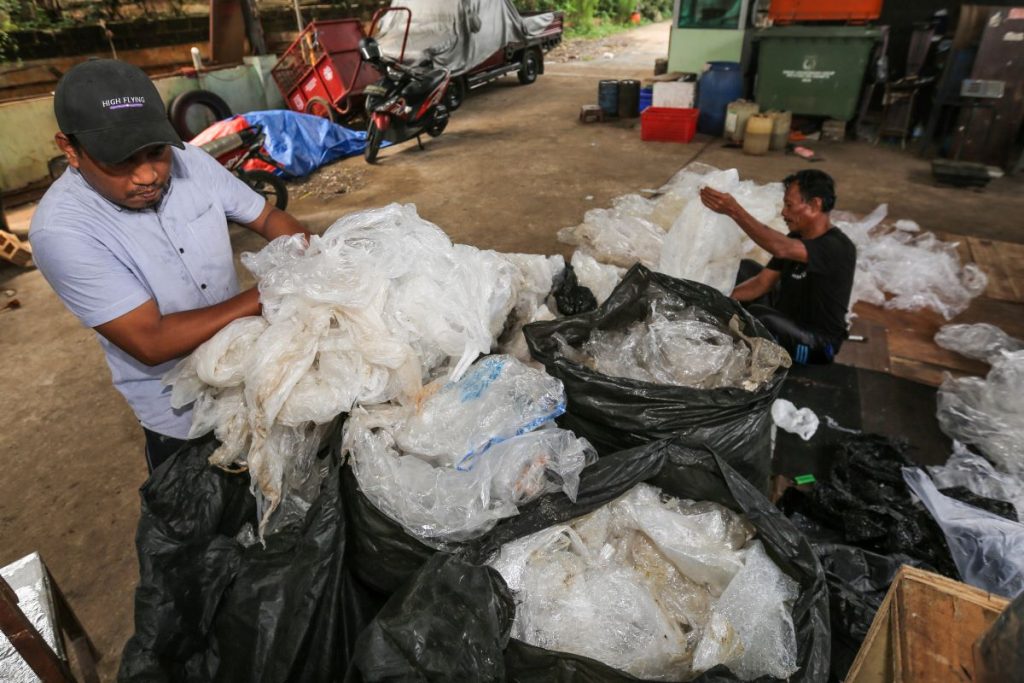 Jumlah Sampah Sehari Capai 8 Ribu Ton, Rano Karno Jakarta Butuh 4 RDF Pabrik