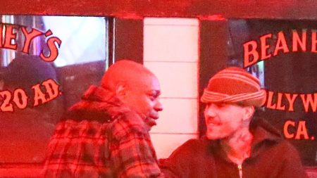 Justin Bieber mengambil istirahat asap sambil mengejar ketinggalan dengan Dave Chappelle