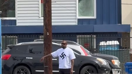 Kanye West memakai kaos Swastika di depan umum setelah menyatakan dia seorang Nazi