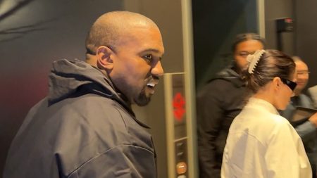 Kanye West menggoda penampilan Super Bowl di New Orleans