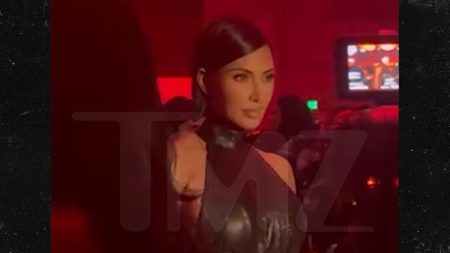 Kim Kardashian Stuns dalam gaun hitam backless di gala lima belas persen