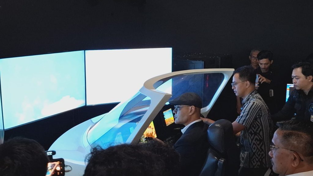 Kunjungi PT DI, Deddy Corbuzier Jajal Simulator Pesawat