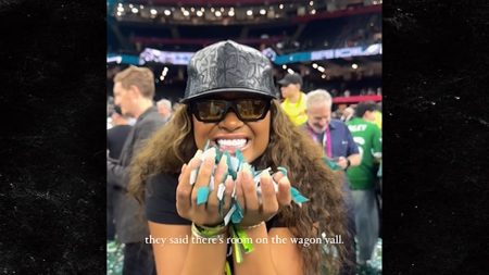 Mantan Kayla Nicole dari Travis Kelce merayakan kemenangan Super Bowl Eagles