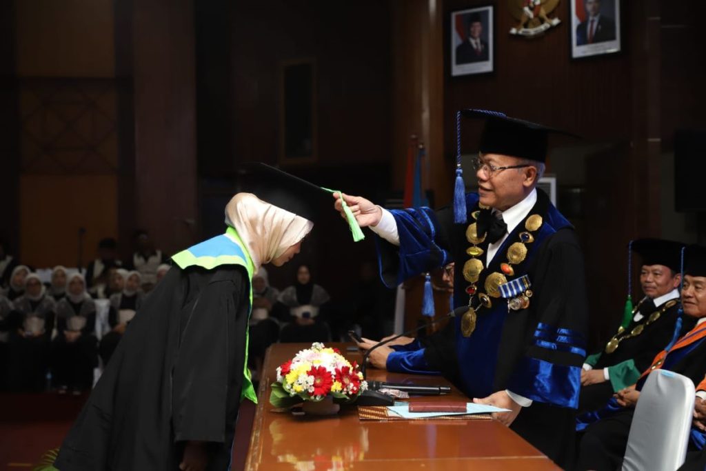 Pesan Rektor Unisba Pada Wisudawan Belijarlah Membaca Realita Di Dalam Masyarakat