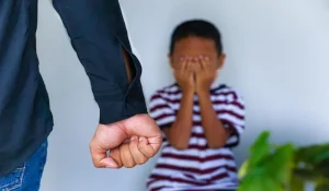 Polisi Tangkap Pria Yang Banting Anak Kandungnya Ke Genangan Banjir Di Bekasi