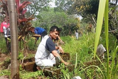 Puluhan Warga Bersama BPBD Bersihkan Makam Dan Pangkas Pohon