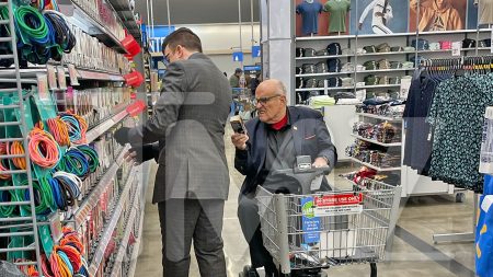 Rudy Giuliani Shops for Hair Dye di New Jersey Walmart