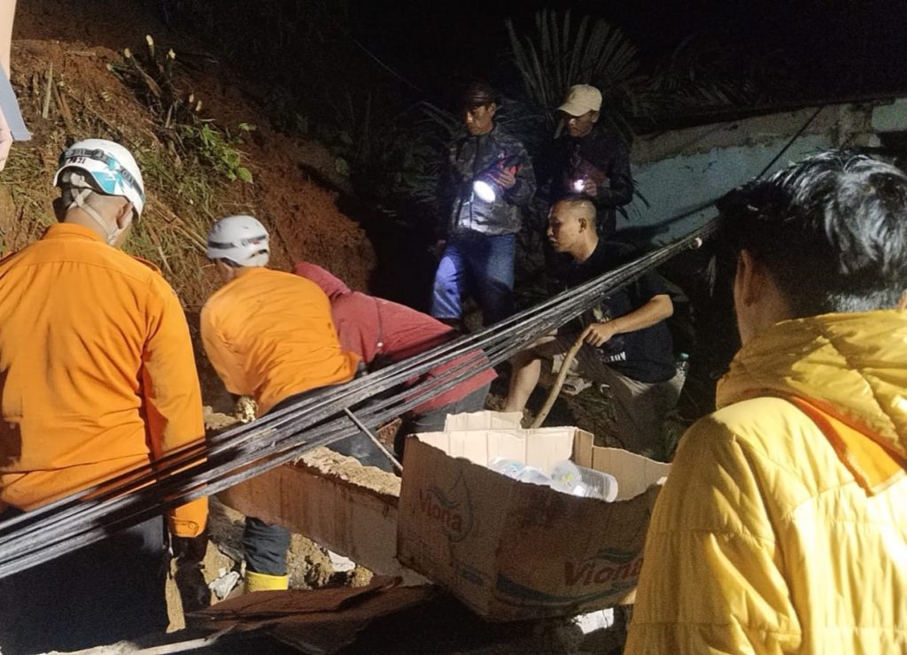 SATU ORANG MENINGGAL DAN SATU LUKA RINAN AKIBAT Longsor Bungbulang, Garut