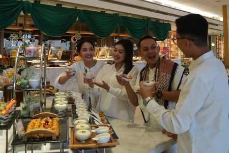 Satu-Satunya Lokasi Buka Puasa Di Solo Sangan Pemandangan Masjid Raya Sheikh Zayed