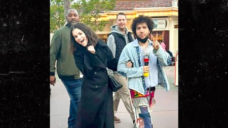 Selena Gomez dan Benny Blanco meniup penghargaan kritikus untuk perjalanan Disneyland