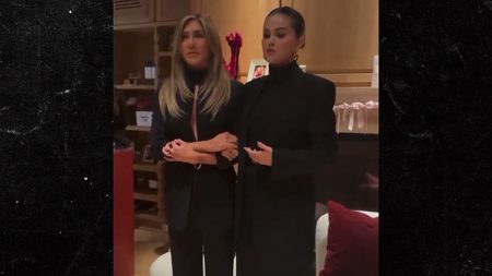 Selena Gomez menyelenggarakan acara kecantikan dengan Jennifer Aniston setelah menangis video