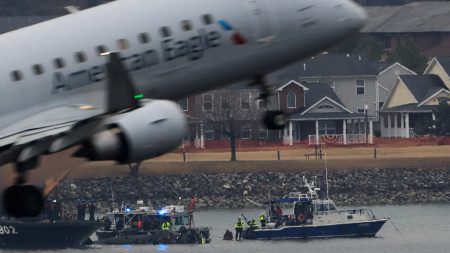 Semua 3 di papan Black Hawk yang bertabrakan dengan American Eagle Jet diidentifikasi