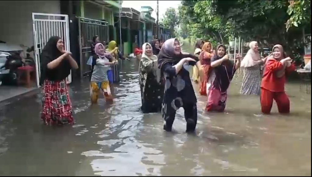 Sindir Pemkab Sidoarjo, Emak-Emak Joget Zumba Di Tengah Banjir