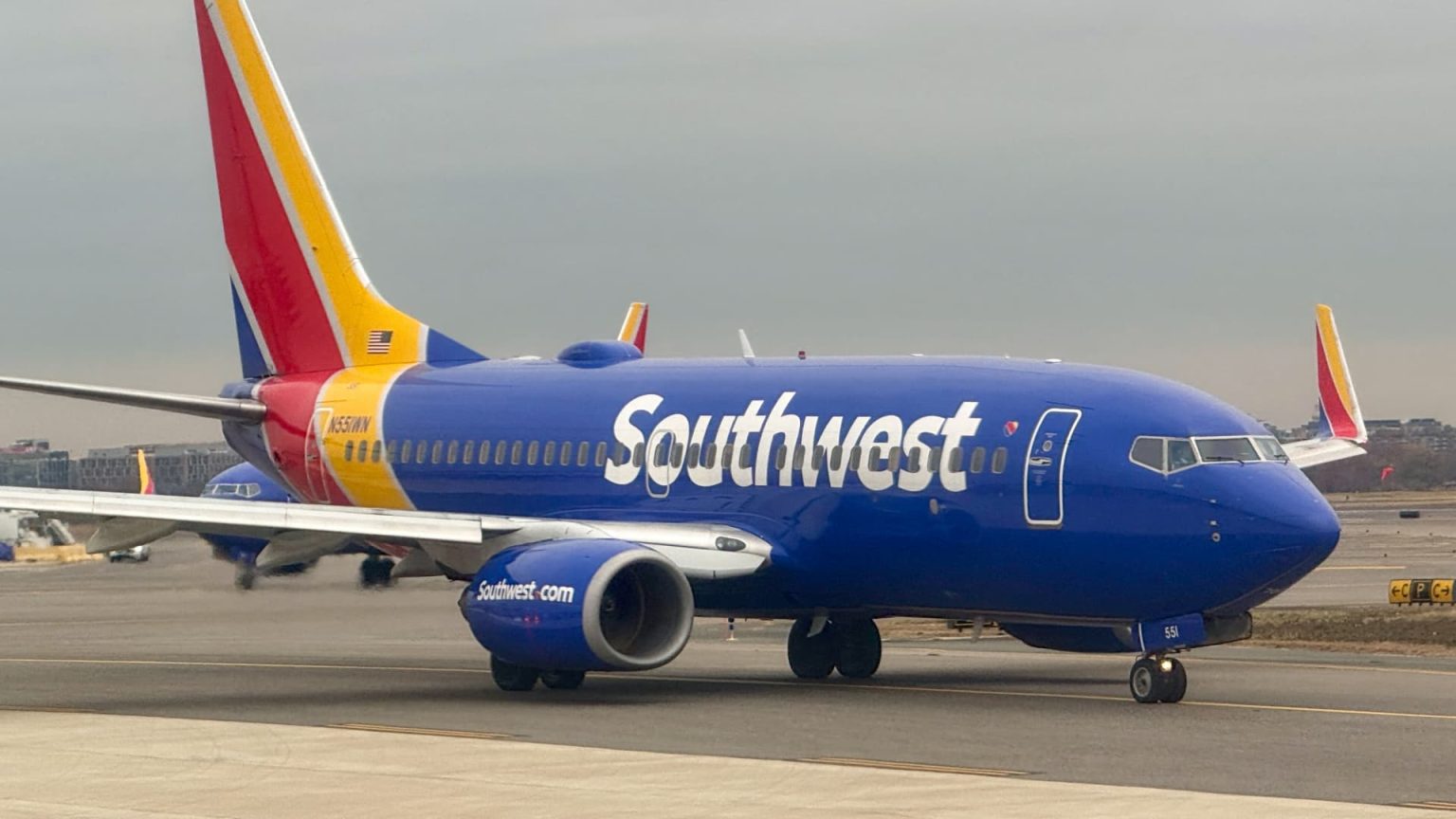 Southwest Airlines untuk memotong 15% pekerjaan perusahaan dalam dorongan penghematan biaya